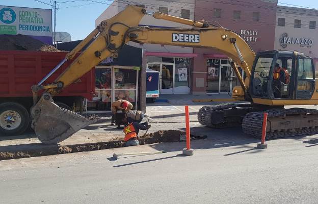 Continúa cierre parcial de la avenida Bahías de San Quintín; varios comercios afectados
