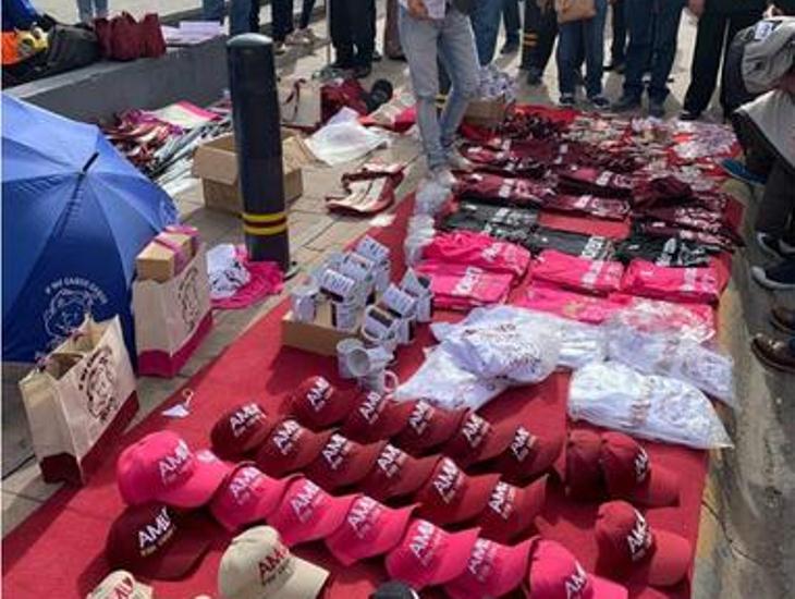 Denuncia Alan Falomir a Morena por repartir mercancía de AMLO en evento oficial