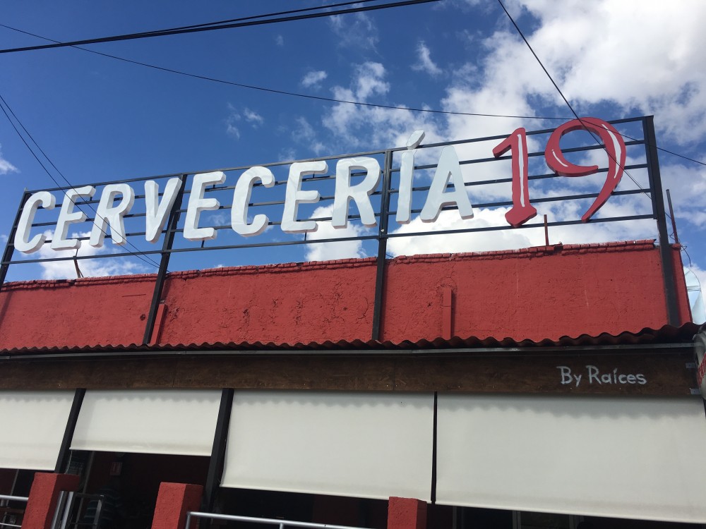 Cobran propina “voluntaria” en Cervecería 19; tras reclamo empleada insulta al cliente