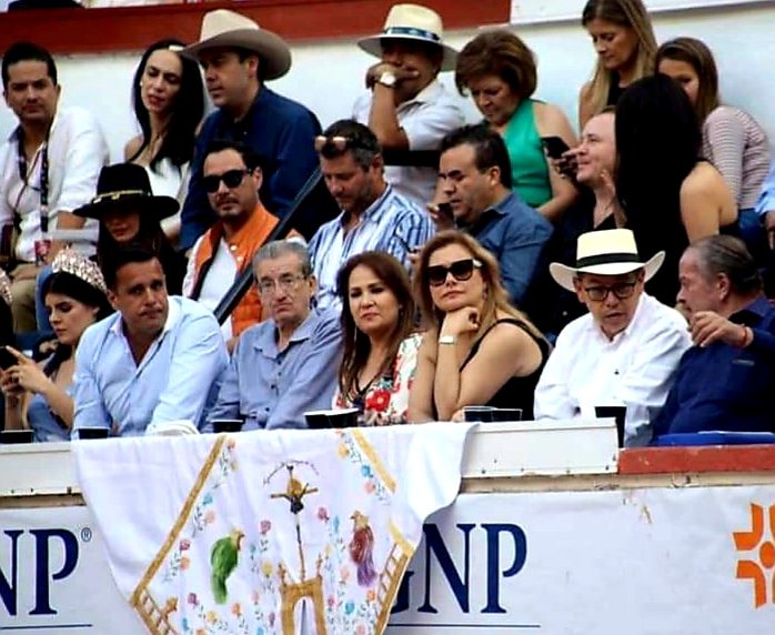 Captan a Maru en corrida de toros en la Feria de San Marcos
