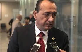 Diputado Máynez despide a mujer con cáncer y con una hija enferma