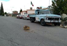 Albañiles tapan profundo bache en la Guadalupe