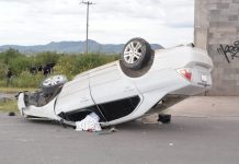 Tras volcadura muere copiloto y conductor huye del lugar