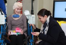 Convive Cinthia Chavira con niñas y niños en el Hospital Infantil de Especialidades