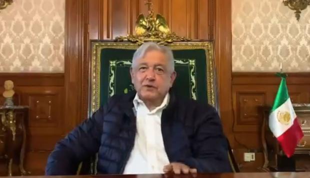 AMLO SENTADO