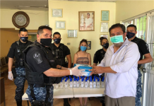 Llevan policías municipales kits de sanitización a migrantes y a adultos mayores