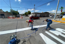 Pintan Gobierno Municipal y vecinos de la colonia Granjas 18 pasos peatonales