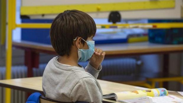imagen-de-archivo-de-un-nino-con-mascarilla-en-clase