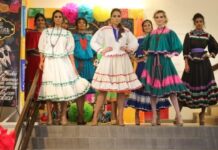 Rarámuris presentan colección de ropa Arte Popular
