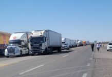 Liberan transportistas carretera en Jiménez