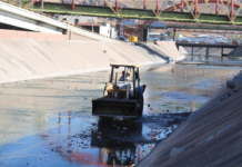 Realiza municipio limpieza del canal Chuvíscar dos veces a la semana