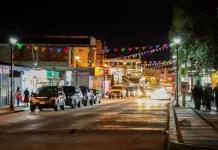 Trabaja Estado en colocación de luminarias nuevas en calle principal de Creel
