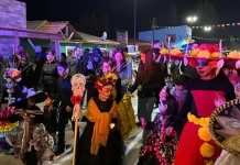 Abarrotan 2 mil visitantes calles de Creel por el Día de Muertos