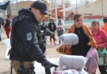 Entregan elementos SWAT de la SSPE chamarras y cobijas en casa hogar de Ciudad Juárez