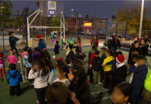 Entregan dulces y piñatas para posadas ciudadanas