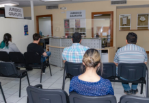 Ofrecen asesoría jurídica a familias de escasos recursos