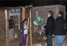 Entrega Municipio cobijas en ciudadanos que viven faldas de Cerro Grande
