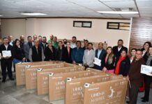 Reciben más de 200 planteles de Telesecundaria pantallas y discos duros externos