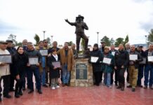 Develan escultura “Homenaje a los Guías de Turistas” en el Parque de Aventura Barrancas del Cobre