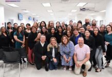 Convive Gobernadora con los juarenses en las oficinas de “El Pueblito Mexicano”