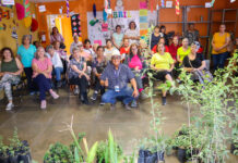 Reciben adultos mayores de Casas de los Abuelos árboles y plantas medicinales
