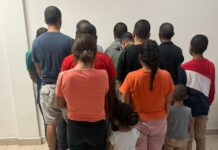 Rescatan a madre ecuatoriana y sus tres hijos, así como a otros nueve migrantes