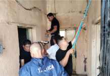 Apoyan policías municipales a restaurar vivienda de persona con problemas de salud
