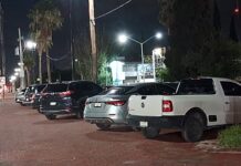Asistentes a evento de Bafar obstruyen banqueta de la UACh
