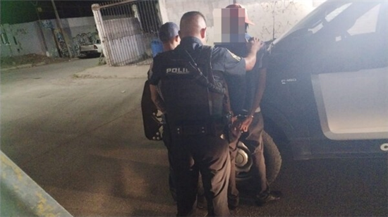 policías