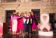 Iluminan de rosa el Centro Histórico para conmemorar el Día Internacional de la Lucha contra el Cáncer de Mama
