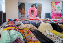 Entrega DIF Municipal y regidores gorritos para mujeres con cáncer de mama