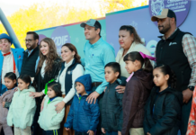 Encabeza Bonilla entrega de 255 chamarras donadas en El Charco