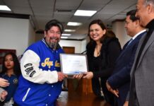 Premia SEyD a instituciones educativas ganadoras de los desfiles de la Independencia y la Revolución