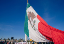 Asiste Bonilla a izamiento de bandera mexicana en El Palomar por 24 de febrero
