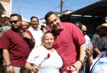 Regala Presidente Municipal flores en el Centro de la ciudad por el Día de las Madres