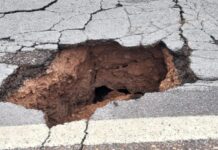 Cierran carretera Aldama–Ojinaga por socavón