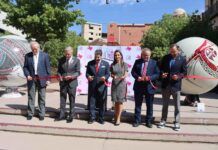 Inauguran exhibición de las esferas monumentales de Mata Ortíz en el centro de El Paso