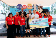 Recibe Marco Bonilla cheque del redondeo “Cambio x Cambio” de OXXO