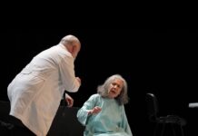 Abarrotan chihuahuenses el Teatro de los Héroes para disfrutar de la obra “La mujer que cayó del cielo”