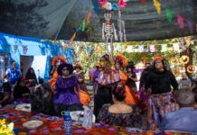 Presentan integrantes de las Casas de los Abuelos exhibición de altares de muertos