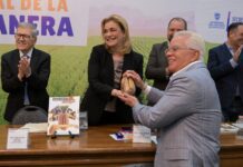 Maru Campos recibe reconocimiento a la excelencia y al mérito nogalero en nombre de Víctor Cruz Russek