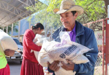 Entrega Estado apoyos alimentarios y abrigos a familias indígenas en Urique