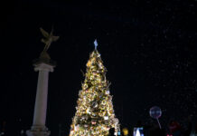 Inicia la fiesta navideña: Se llena de luz la Plaza del Ángel