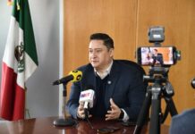 “Que se quite el traje y se ponga a tapar baches”, dice Alfredo Chávez al alcalde de Ciudad Juárez