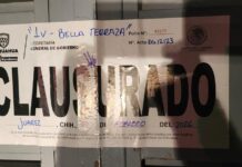 La Subsecretaría de Gobernación Estatal realizó 334 inspecciones a establecimientos que expenden y/o comercializan bebidas alcohólicas, durante la semana del 09 al 15 de febrero. Como resultado de estas acciones, se registraron un total de ocho clausuras: dos en Chihuahua, cuatro en Ciudad Juárez y dos en Meoqui. El objetivo de estas revisiones es asegurar que se cumpla la ley, por lo cual Gobierno del Estado exhorta a las y los propietarios de comercios que distribuyen este tipo de bebidas, a cumplir con la normatividad en la materia para evitar sanciones. Las clausuras fueron las siguientes: Chihuahua: Restaurante bar “Premium Live Music” por permiso provisional vencido Centro nocturno “La República de Chihuahua” por riña Juárez: Licorería en tienda de autoservicio “Smart Valle del Sol” por copia simple de licencia de bebidas alcohólicas Licorería “Almacenes Dist de la frontera 26” por falta de revalidación 2025 Salón de eventos “IV Bella Terraza Jardín” por operar sin permiso y menores de edad dentro del establecimiento Licorería en tienda de autoservicio “Soriana Sendero Juárez” por promociones Meoqui: Tienda de abarrotes “Súper Six La Estación” por violación de giro Restaurante “Pizzería la Sierra” por falta de revalidación 2025