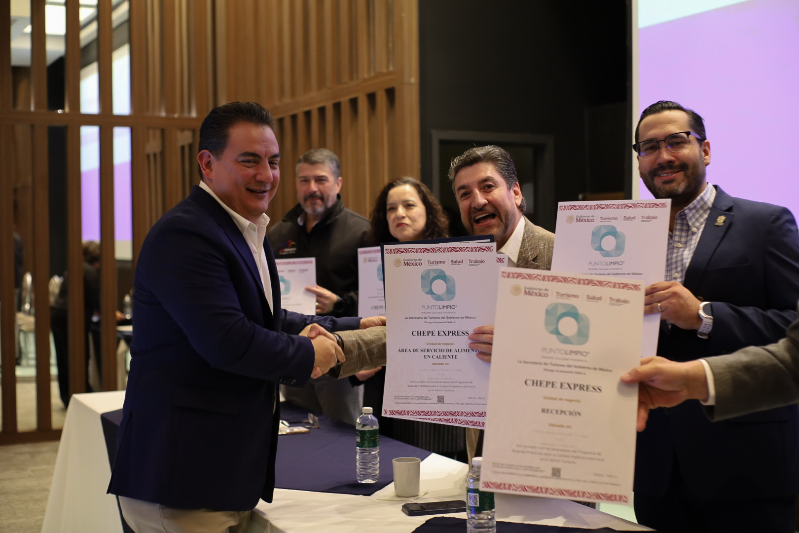 Entrega Turismo 80 Distintivos de Calidad Turística a empresas del municipio de Chihuahua