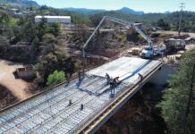 Trabaja SCOP en construcción de puente vehicular en Bahuichivo, Urique