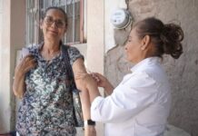 Instala Salud puestos fijos de vacunación contra el sarampión en Parral, Chihuahua y Juárez