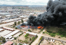 Atienden bomberos incendio en recicladora de la Primero de Mayo; no hay personas lesionadas