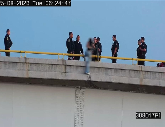 Interviene Policía Municipal oportunamente para auxiliar a joven en crisis emocional